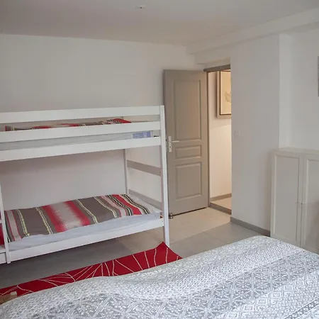 Rez De Chaussée, Place Du Marché, à Pied