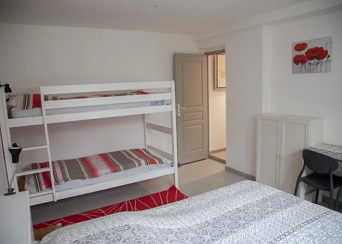 Rez De Chaussée, Place Du Marché, à Pied